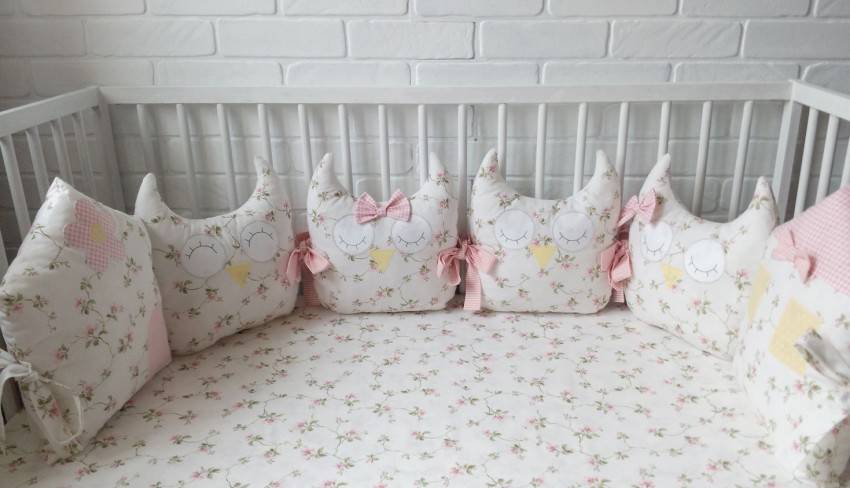 Бортики в кроватку для девочки или мальчика (54 фото): красивые подростковые кровати и детские для маленького ребенка