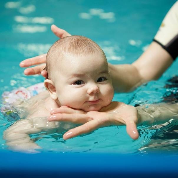 Грудничковое плавание и формирование привязанности между ребенком и родителями
