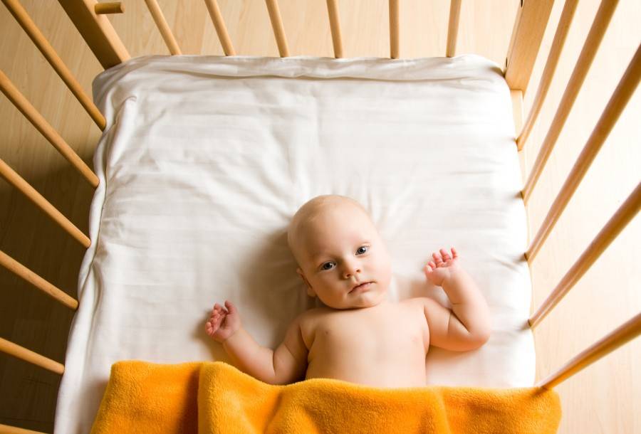 Почему ребенок не хочет спать в своей кроватке и что делать?