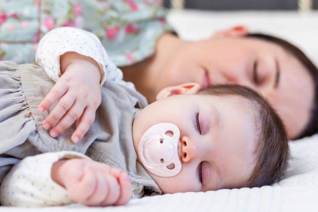 В свою кроватку: когда и как отучить ребенка спать с мамой и папой?