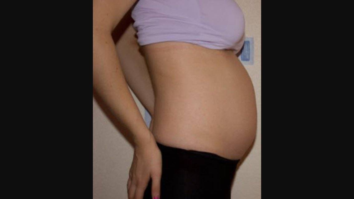 36 недель меньше шевелиться. Живот на 18 неделе беременности. Ребёнок шевелится в животе. Ребенок пинается в животе. Шевеления ребёнка в животе.