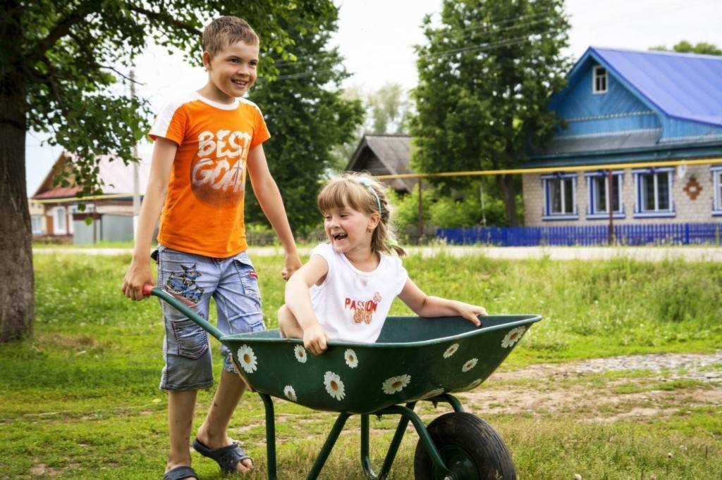 Как обеспечить безопасный отдых маленьких детей на даче?