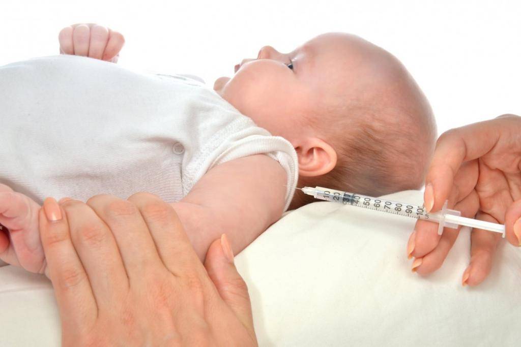Прививки новорождённым в роддоме: зачем нужны и какие делают