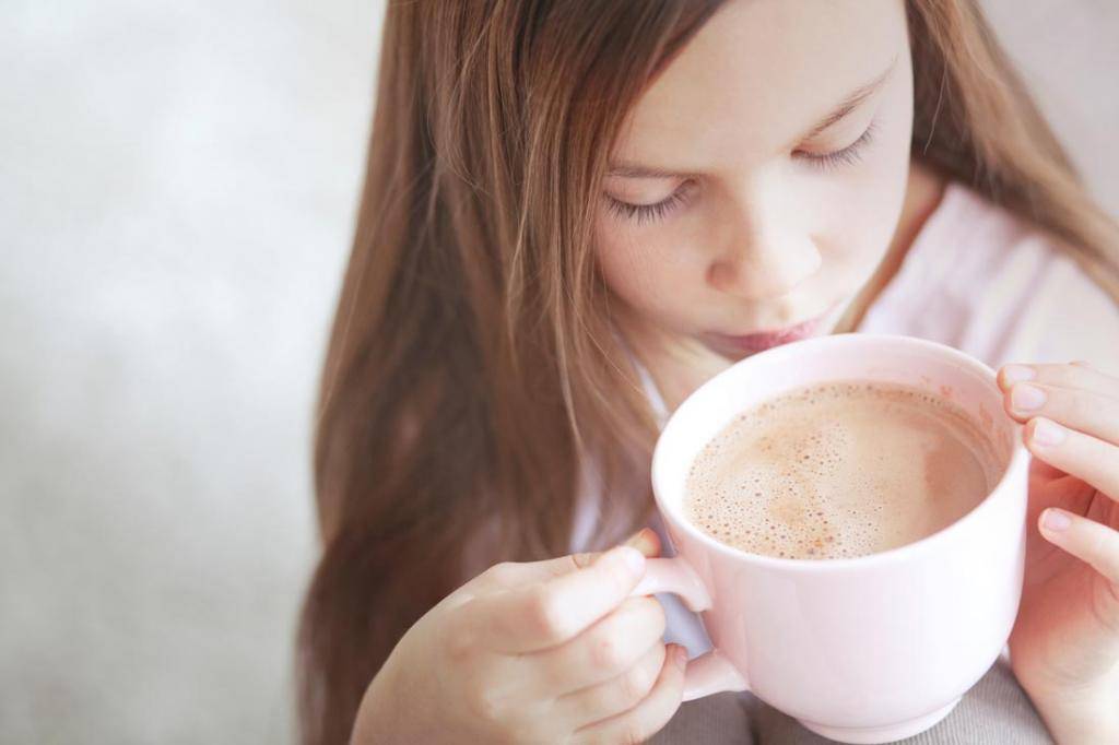 С какого возраста можно пить кофе и почему существуют возрастные ограничения?