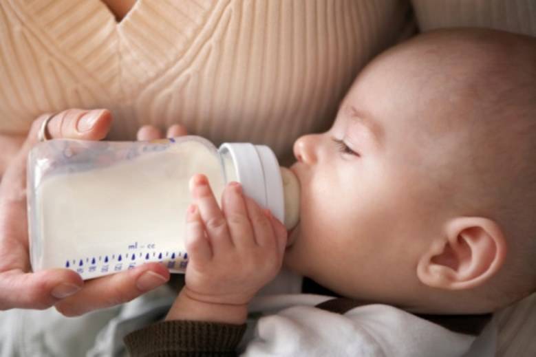 Кормление сцеженным молоком из бутылочки: плюсы и минусы, нормы и правила