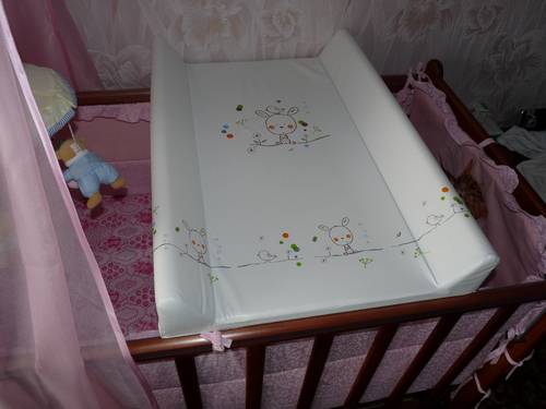 Выбор пеленального столика на кроватку для новорожденного: сколько стоит складной