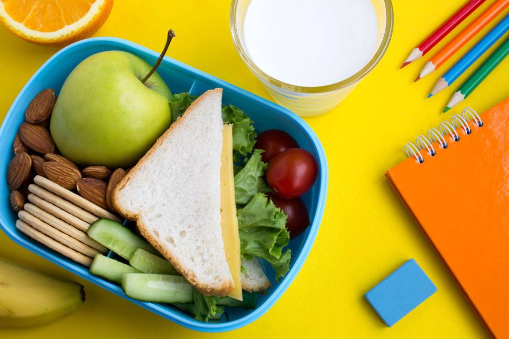 Топ-5 взрослых продуктов: еда с общего стола, которую нельзя давать детям