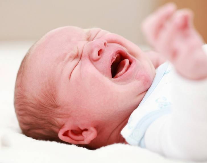 Ребенок плачет во сне: почему всхлипывает или кричит, резко начинает плакать, разговаривает во сне и плачет, дергает ногами, вздрагивает и выгибается, стонет