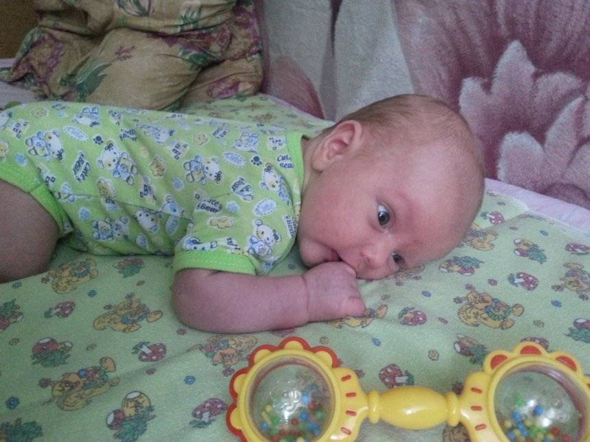 В 4, 5 месяцев ребенок не держит голову: почему плохо держит и должен ли удерживать ее вертикальном положении, что делать