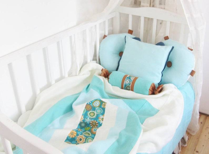 Постельное бельё для новорождённых в кроватку: лучшие материалы и бренды, размеры, комплектность, раскрой