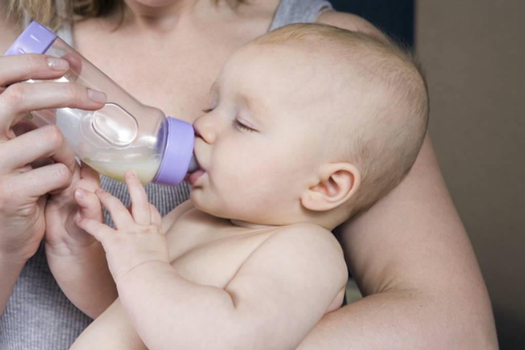 Секреты здоровья вашего ребенка: учимся, как правильно кормить новорожденного из бутылочки