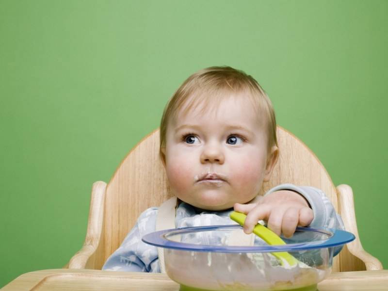 Почему ребенок ест бумагу и как его отучить от этого?