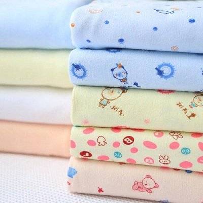 Какие пеленки лучше купить для новорожденного, выбор материалов и размеров изделий