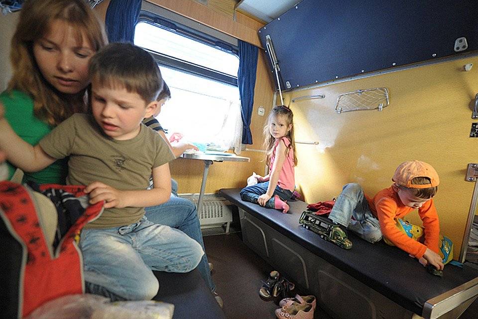 С ребенком в поезде: что взять из еды и вещей?