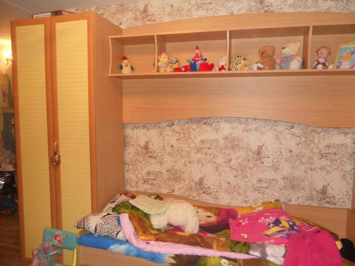 Детские стенки с кроватью (67 фото): модульные спальные гарнитуры со шкафом и двумя кроватями