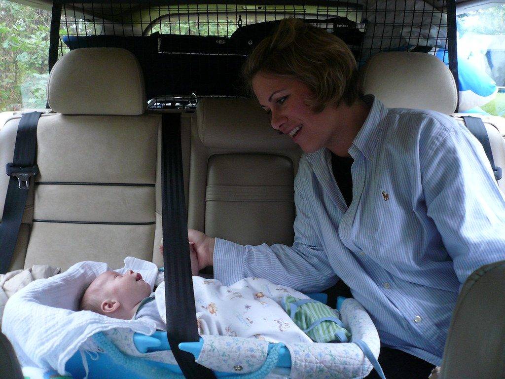 Как перевезти новорожденного в машине из роддома