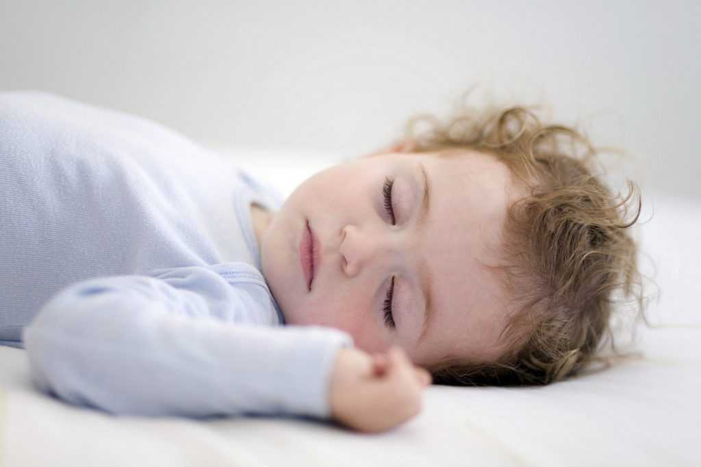 Почему ребенок спит только на руках и плачет, если его положить