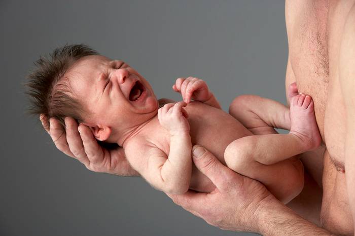 Как брать новорожденного на руки?