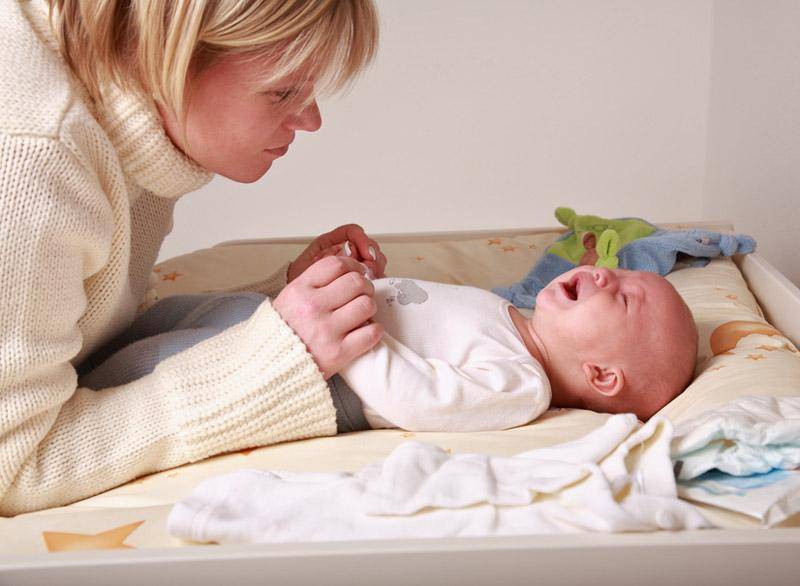 Почему новорожденный ребенок кряхтит и тужится во сне