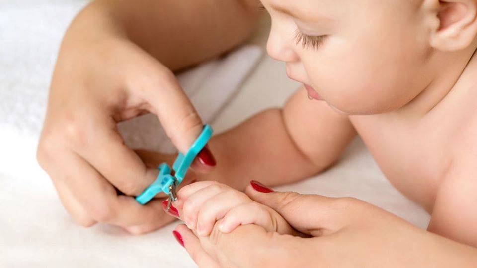 Внимательный уход за ногтями новорожденного: подстригаем правильно