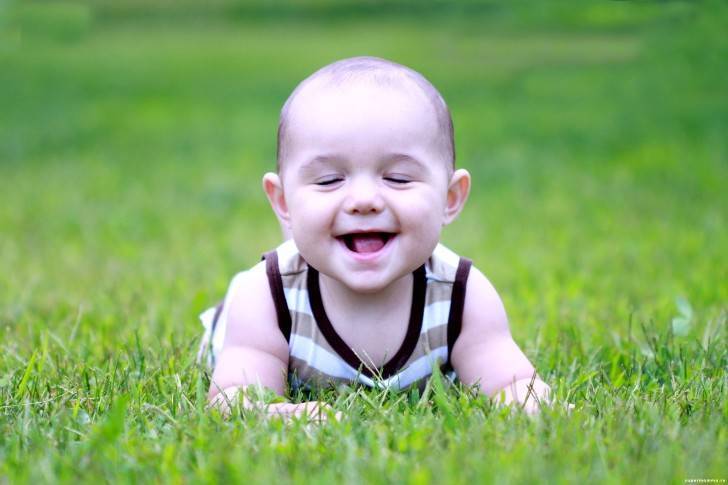 Когда ребенок начинает улыбаться?