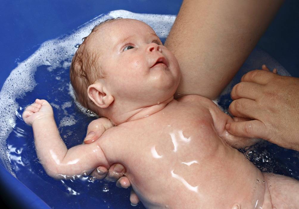 Нужно ли кипятить воду для купания новорожденных | мамина любовь