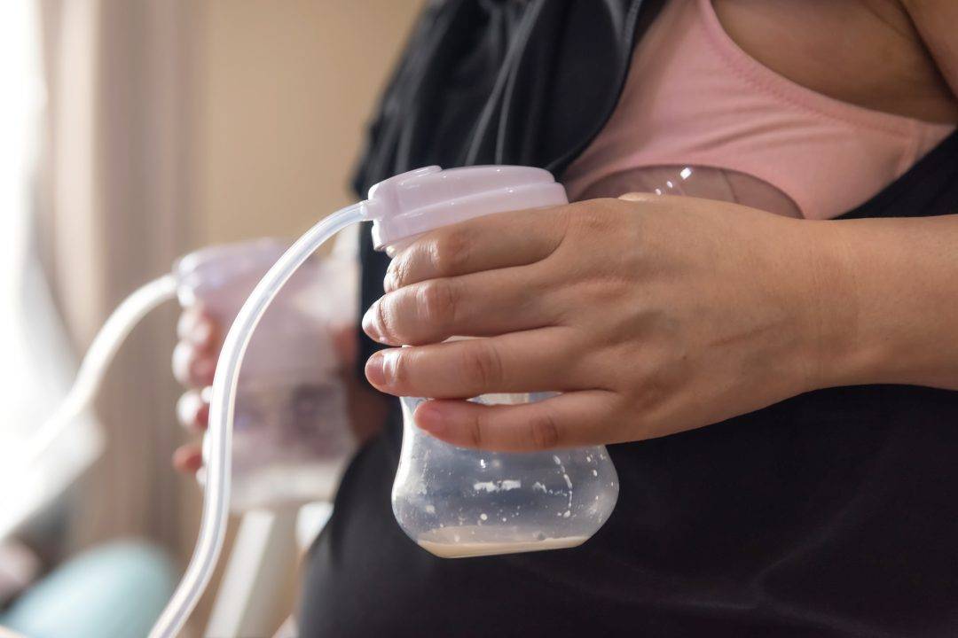 Как правильно молодой маме сцеживать грудное молоко руками