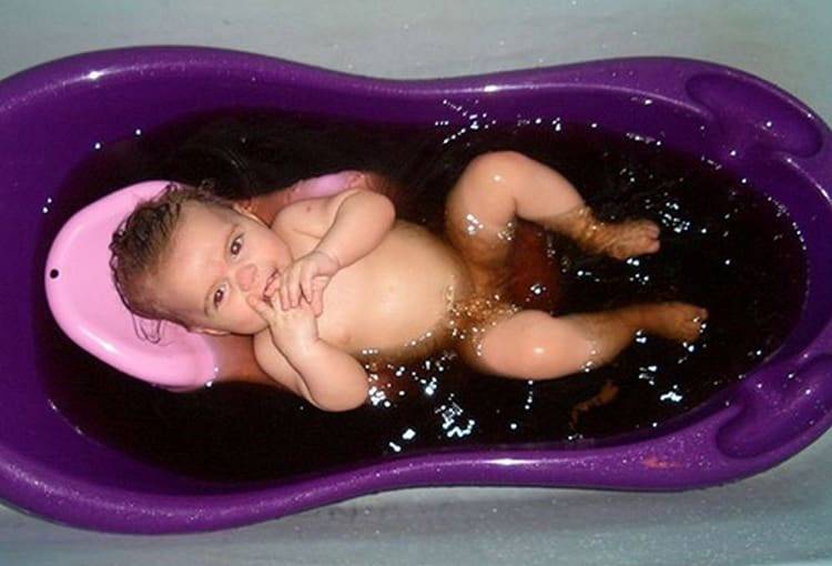 Купать новорожденного в кипяченой воде: обязательно ли нужно, сколько должно длиться купание, до какого возраста ребенка?