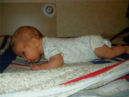 Ребенок не держит голову в 3 месяца: почему плохо держит лежа на животе, что делать
