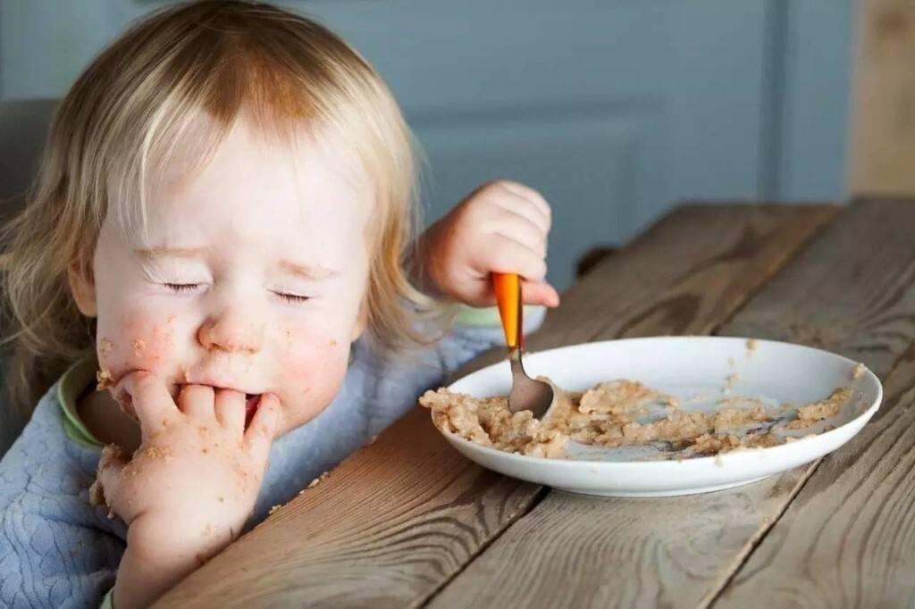 Ребенок после года: чем его накормить и как научить есть самостоятельно