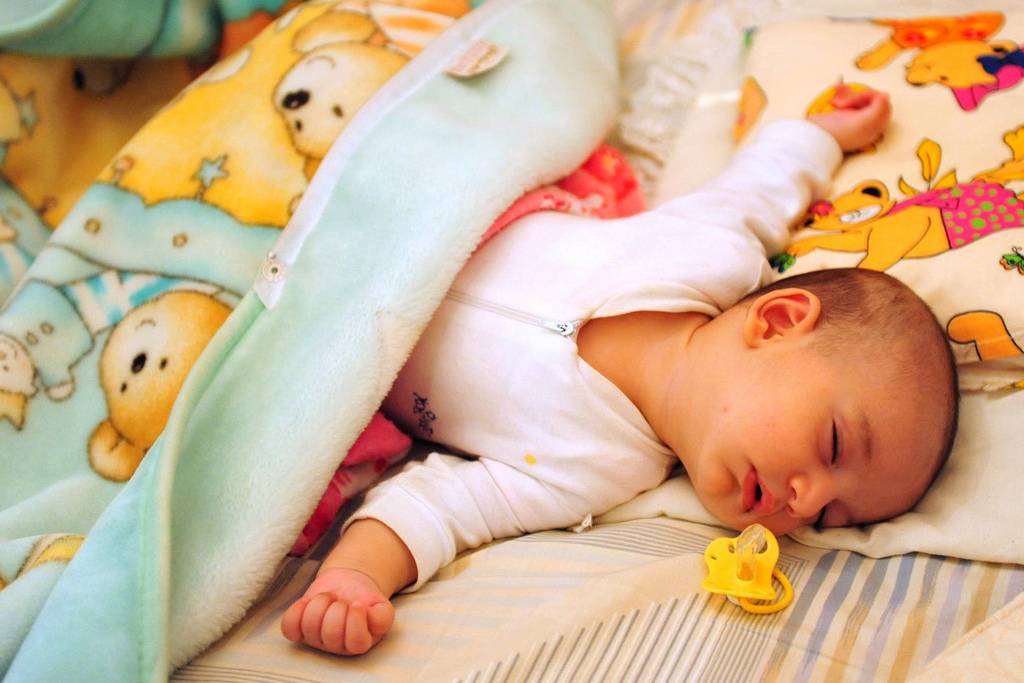 Надо ли будить новорожденного для кормления: днем и ночью