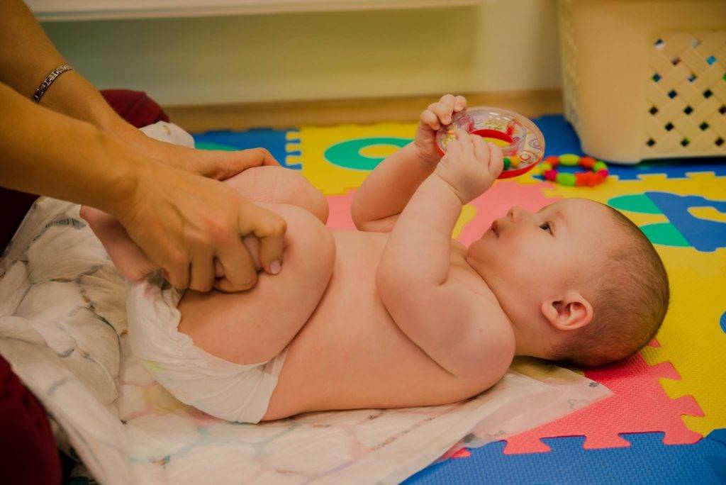 Лечение запоров, колик у новорожденных, насморка: массаж ножек