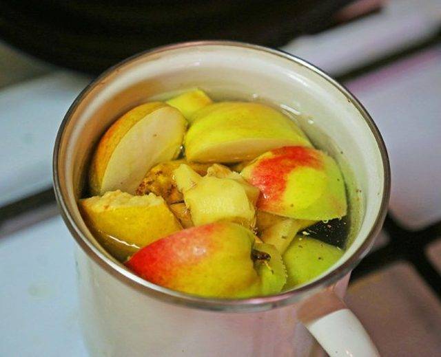Рецепты приготовления компота из сушеных яблок для грудничка и когда можно вводить в прикорм