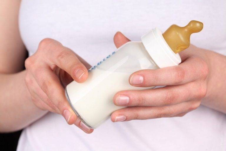 Как правильно сцеживать грудное молоко руками, сколько и как хранить сцеженное грудное молоко