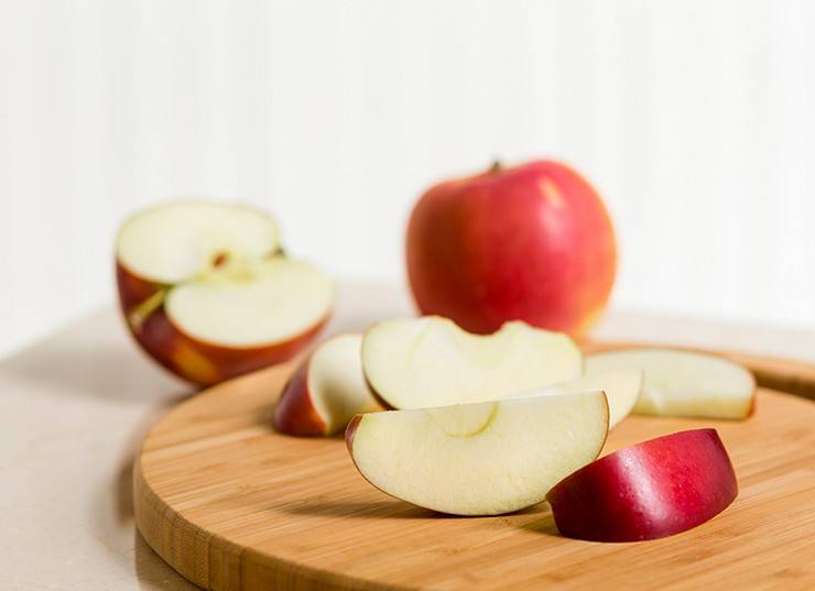 Употребление красных и желтых яблок при грудном вскармливании. польза и вред плодов и их отличие от зеленых