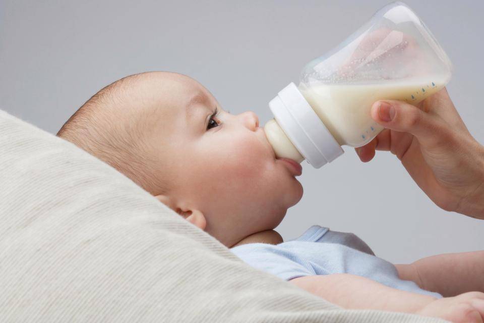 Как кормить ребенка сцеженным грудным молоком из бутылочки