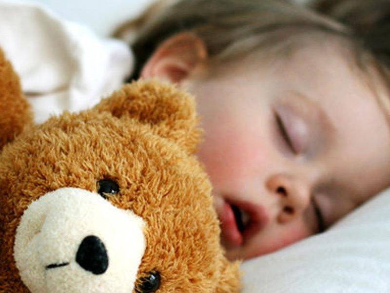 У ребенка во сне потеет голова: причины, советы эксперта комаровского