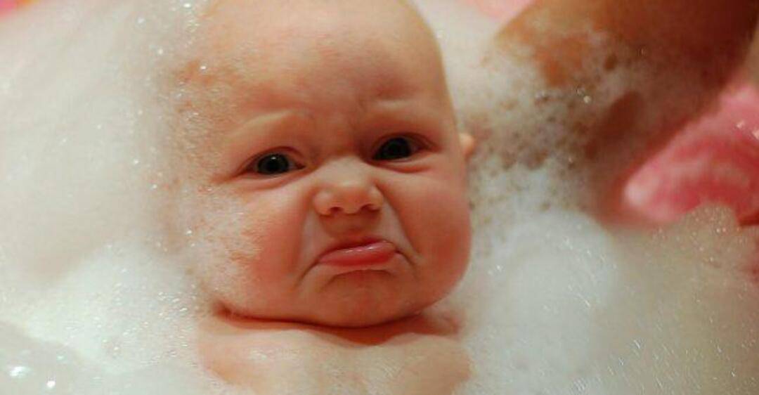 Почему дети плачут после ванны