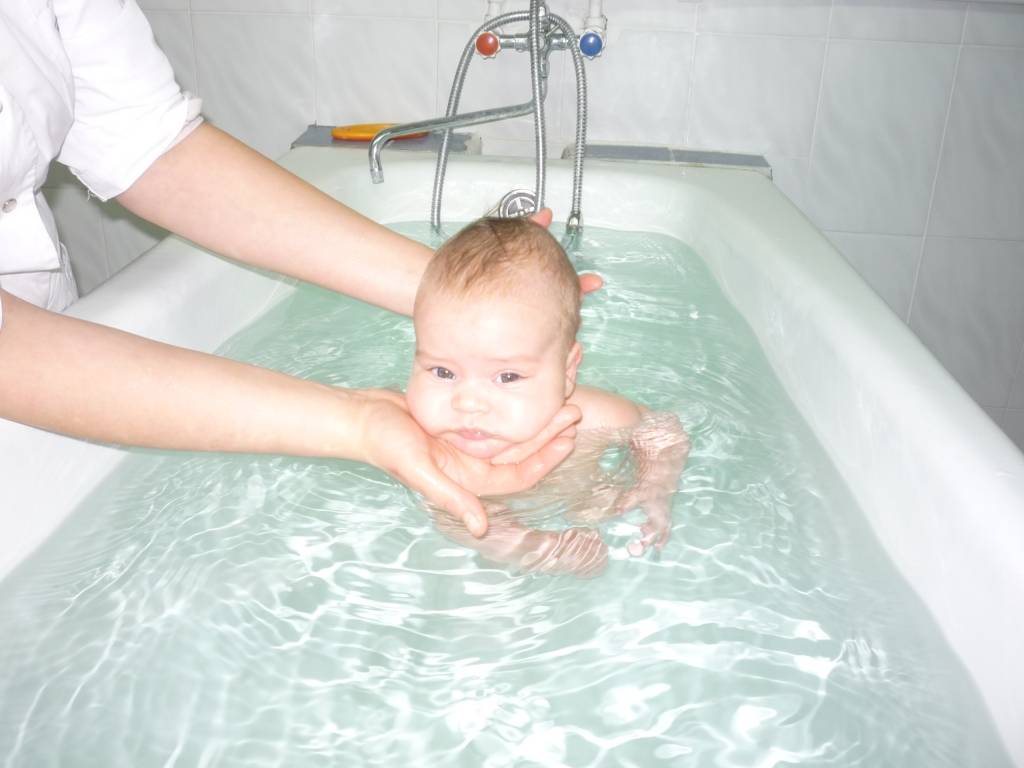 Плавание для грудничков: методики обучения в ванне или бассейне, польза от занятий, температура воды и другие нюансы