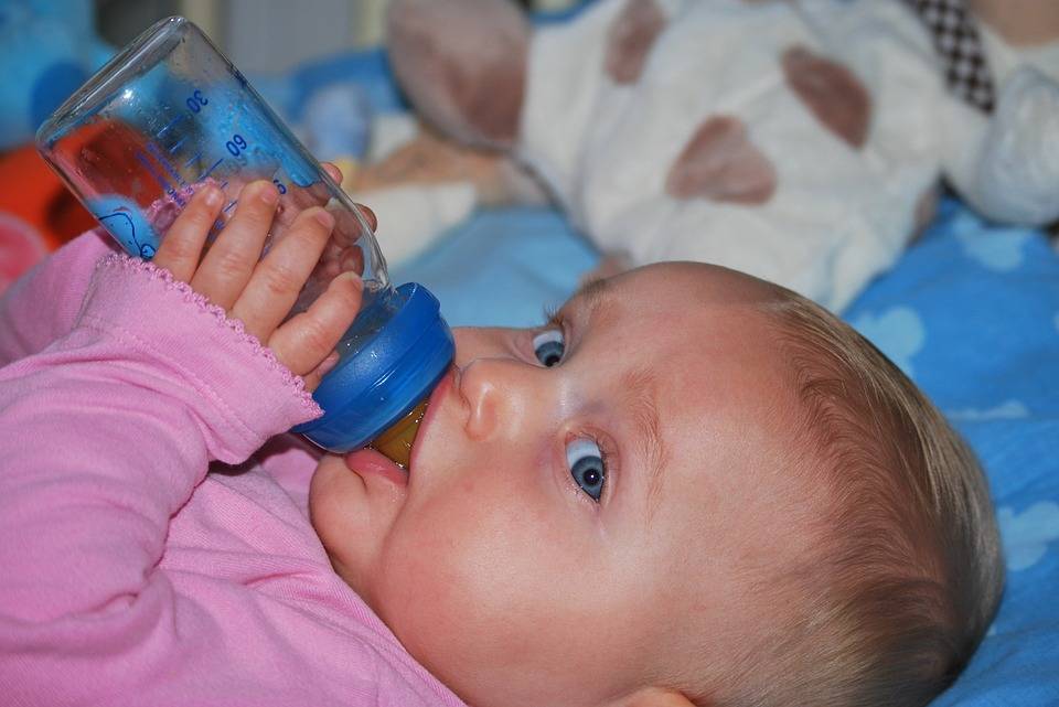 Стоит ли беспокоиться, если ребенок пьет много воды?