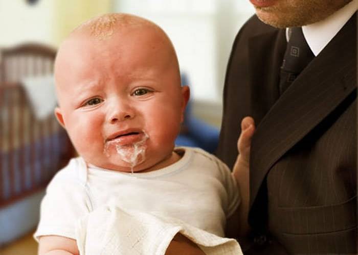 Почему новорожденный ребенок срыгнул с кровью при кормлении — причины