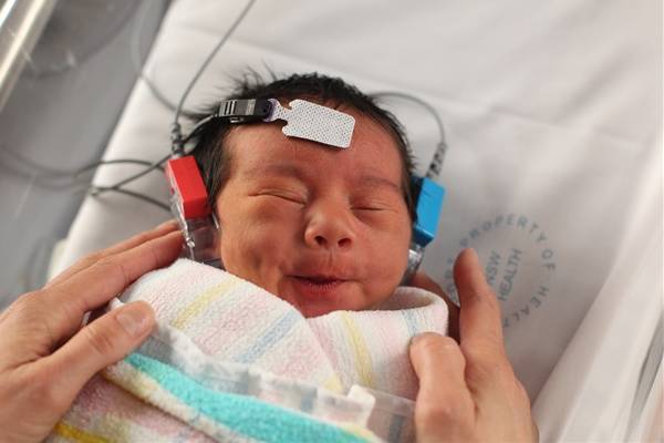 Как проверить слух у новорожденного. Скрининг слуха новорожденных. Аппарат для измерения слуха у новорожденных. Прибор для проверки слуха у новорожденных. Слух у новорожденного в 2.