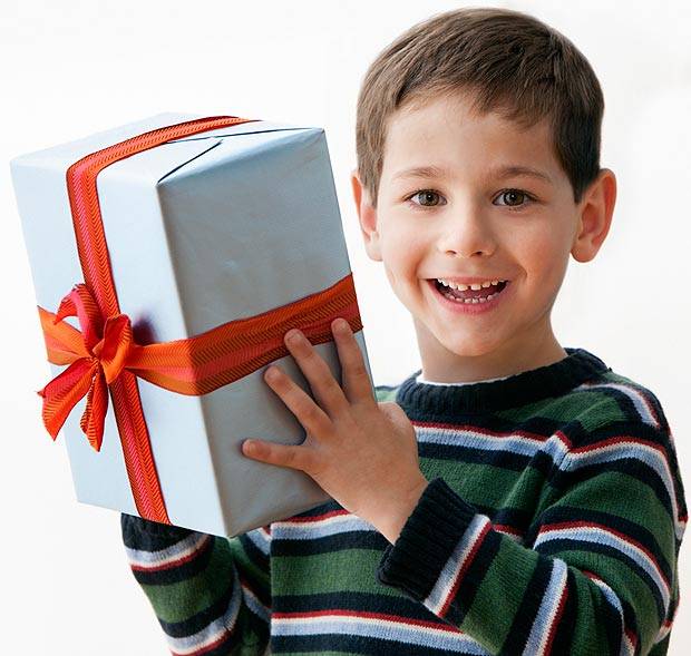 Что подарить мальчику на 4 года: более 20 крутых идей подарка