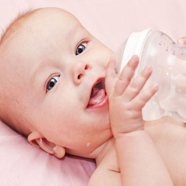 Пьет ли новорожденный воду. Грудничок икает. Новорожденный ребенок икает после кормления. Сладкая вода для новорожденных. Подслащенная вода для новорожденных.