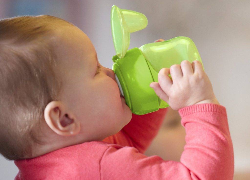 Как приучить малыша к бутылочке