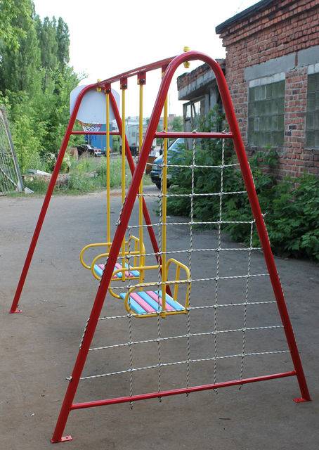 Детские уличные качели для дачи (87 фото): двухместные подвесные и металлические круглые дачные и садовые варианты для детей