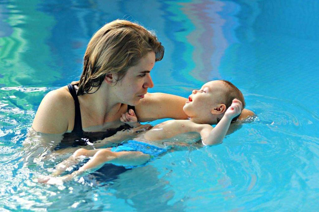 Грудничковое плавание и формирование привязанности между ребенком и родителями