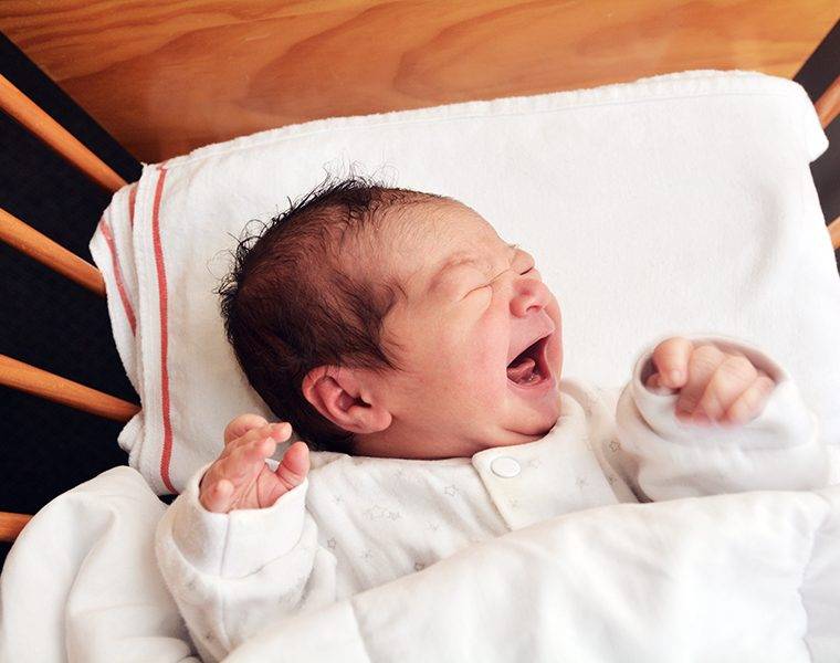 Почему младенцы часто улыбаются во сне, причины и когда нужна консультация врача