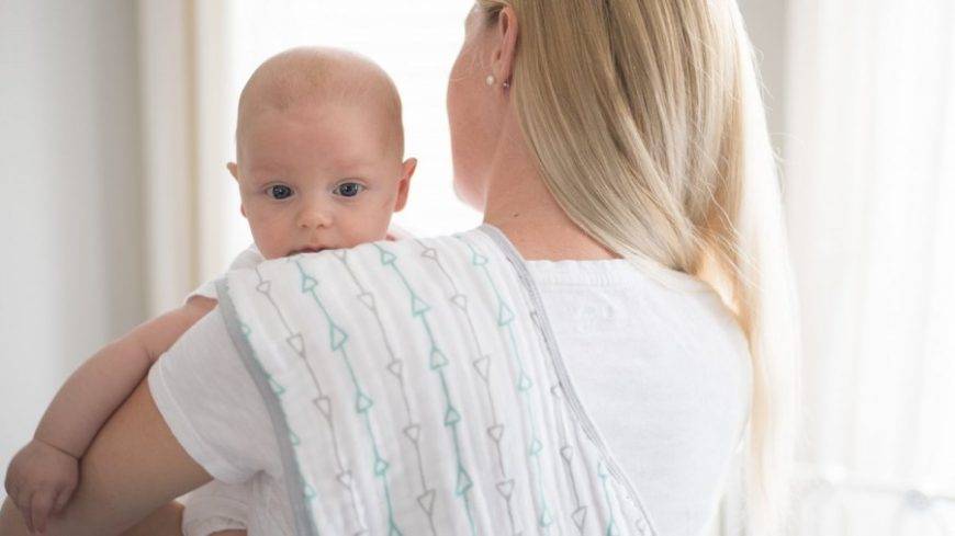 Срыгивание фонтаном у ребенка: почему срыгивает после кормления грудным молоком