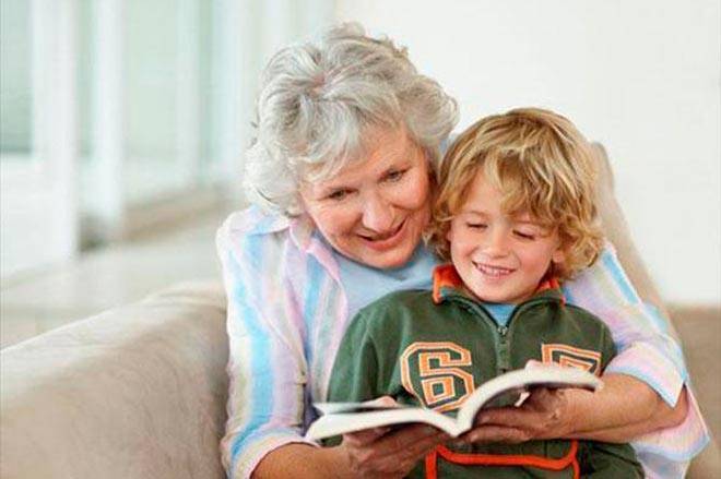 Обязана ли сидеть с внуками бабушка и как должна себя вести, роль в воспитании